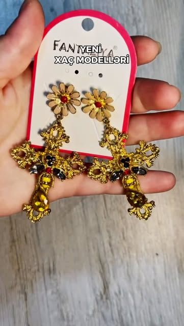 Fantaziya mağazasının paylaşdığı qızılı sırğalar